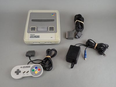 une console de jeux Nintendo Classic et un chargeur posés sur une table