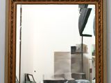 un miroir accroché au mur de la pièce