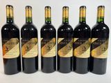 six bouteilles de vin sont alignées dans une rangée