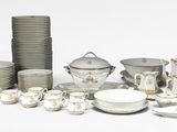 de nombreux types de plats et de tasses sur la table