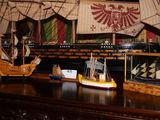 de nombreuses maquettes de bateaux posées sur une table dans une pièce
