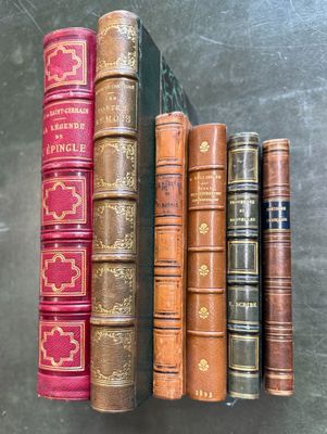 quatre vieux livres alignés sur une table