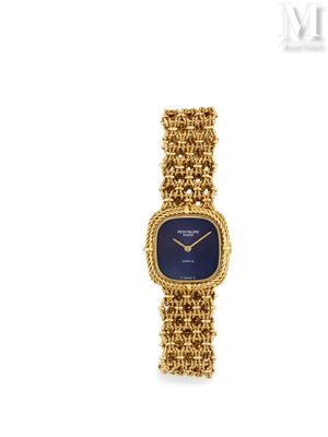 une montre-bracelet pour femme en or jaune 18 carats avec un cadran bleu
