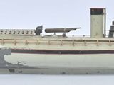 une petite maquette de bateau exposée sur une table