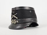 un chapeau noir orné d'un pistolet et d'étoiles