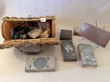une petite boîte en bois remplie de divers objets, posée sur une table