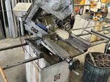 une machine qui se trouve dans une pièce où il y a de nombreuses pièces de bois