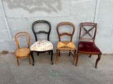 quatre chaises sont alignées en rang contre un mur