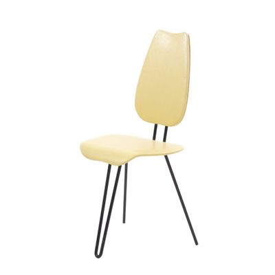 une chaise jaune aux pieds noirs sur fond blanc