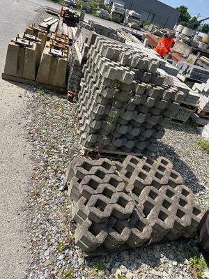 un tas de briques posé au bord de la route