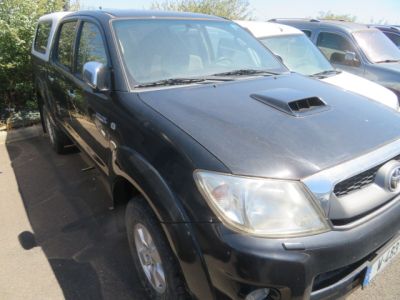 une photo d'un SUV noir garé sur un parking