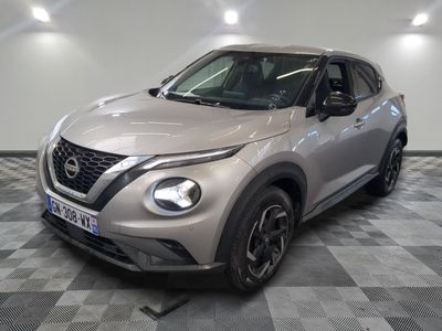 Le SUV Nissan Juke argenté est garé sur un sol à damier.