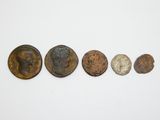 un ensemble de cinq pièces romaines