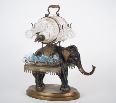 statue d'un éléphant avec une horloge sur le dos, posée sur une table