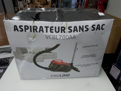 emballage d'un aspirateur dans une boîte posée sur une table