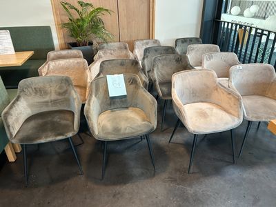 a lot of chairs that are sitting in a room