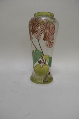 un vase en verre orné de fleurs, posé sur une table