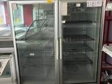 deux réfrigérateurs qui se trouvent dans un magasin