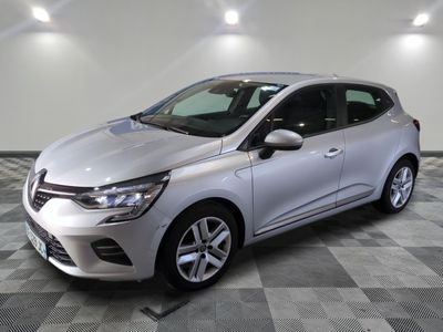 la voiture argentée est garée sur un carrelage à carreaux