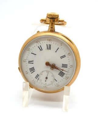 une horloge en or avec des chiffres romains