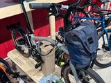 les nombreux vélos exposés dans un magasin