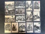 plusieurs vieilles photographies en noir et blanc représentant des hommes et des femmes, posées sur une surface noire