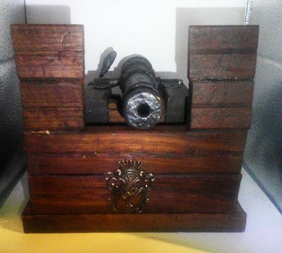 une caisse en bois surmontée d'un canon