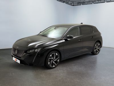 une photo d'une voiture noire dans un showroom
