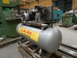 un gros compresseur d'air posé sur une palette dans un entrepôt