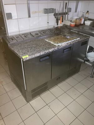 une image d'une cuisine avec un évier et une cuisinière