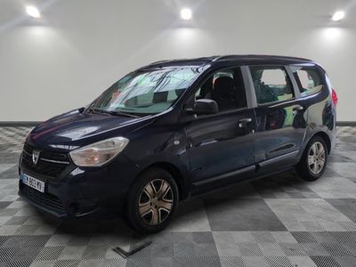 La petite camionnette bleue est garée dans une pièce au sol carrelé.