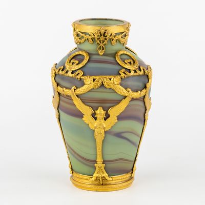 un vase posé sur une surface blanche