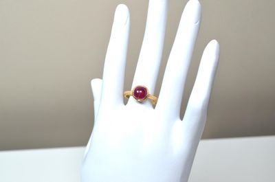 une image représentant une main avec une bague au doigt