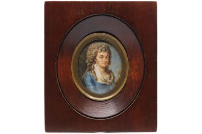 portrait d'une femme en robe bleue, dans un cadre en bois