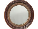 une image représentant un miroir rond sur fond blanc