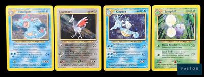 Quatre cartes Pokémon différentes sont représentées sur un fond noir.