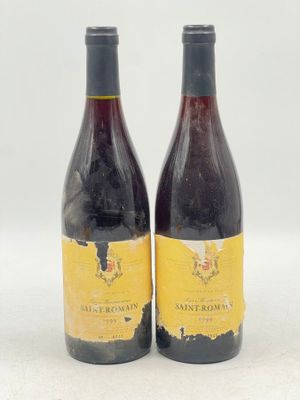 deux bouteilles de vin posées l'une à côté de l'autre sur une table