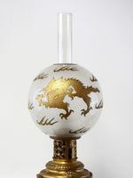 Importante lampe à pétrole de forme balustre en bronze cisel… (photo 2)