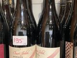 des bouteilles de vin sont alignées sur une étagère dans un magasin