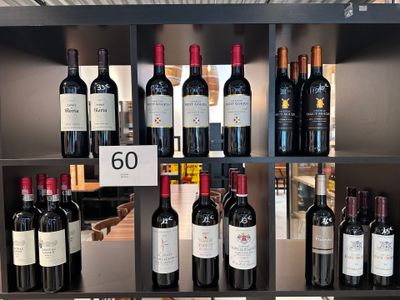 de nombreuses bouteilles de vin sur les étagères du magasin