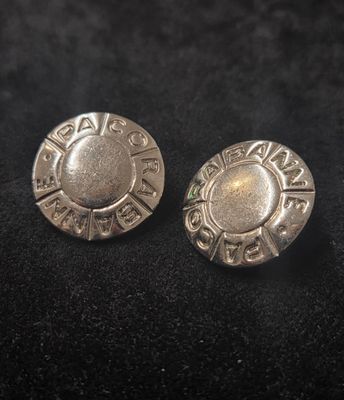 une paire de boucles d'oreilles en argent ornées d'un motif représentant un soleil