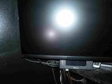une télévision à écran plat posée sur un bureau