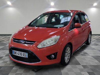 La Ford Fiesta rouge est garée dans une grande pièce.