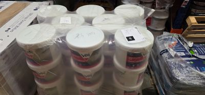 plusieurs rouleaux de papier toilette sont empilés les uns sur les autres