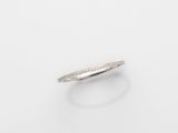bague en or blanc et diamants sur fond blanc