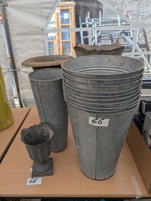 de nombreux seaux et tasses posés sur une table devant une tente