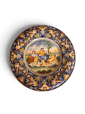 une image représentant une assiette décorative ornée d'une peinture