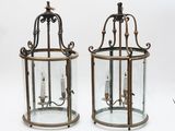 paire de lanternes anciennes en laiton et en verre, avec des bougies