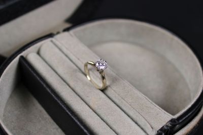 une bague en diamant posée dans un écrin sur une table