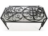 table basse en fer forgé avec plateau en verre et motif en volutes